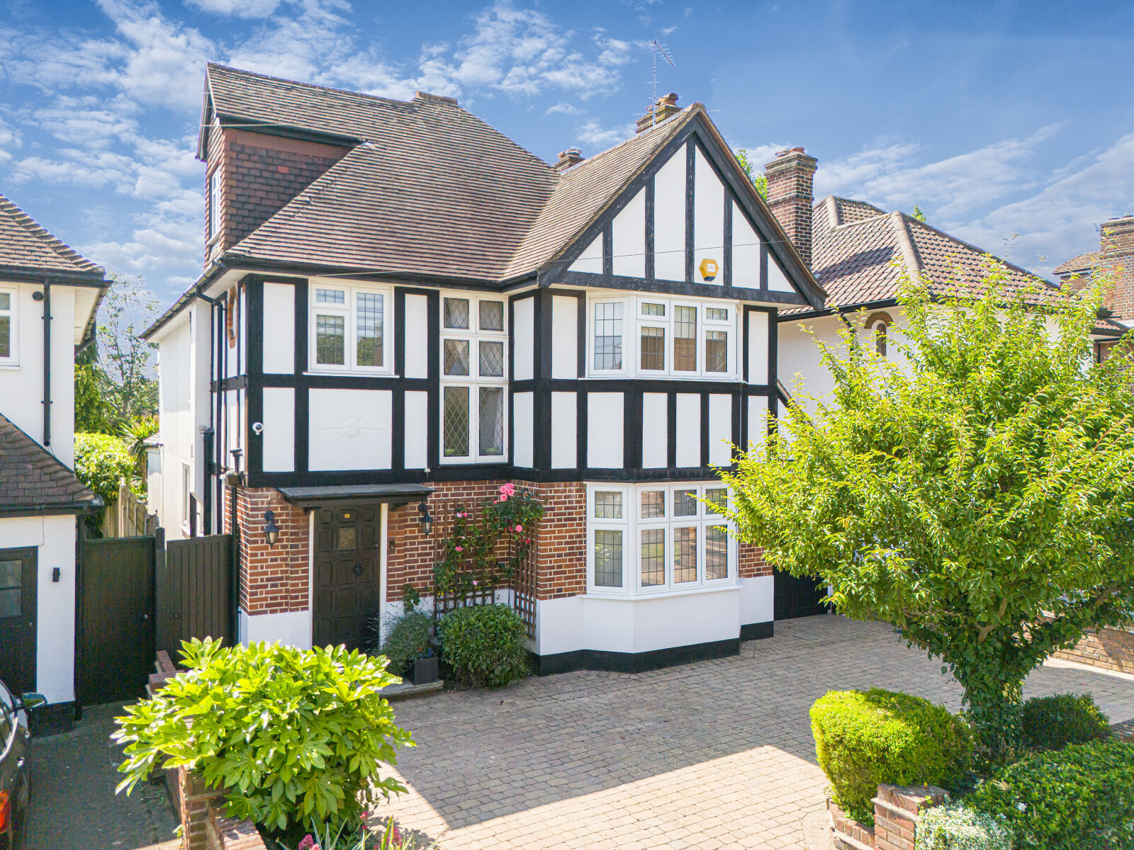 4 bedroom detached house for sale Hilltop Close, Loughton, IG10, main image